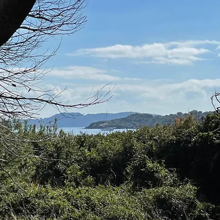 Vue Et Pieds Dans L'eau Hyères
