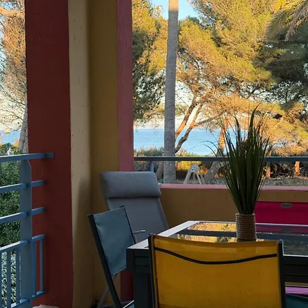Vue Et Pieds Dans L'eau * Hyères