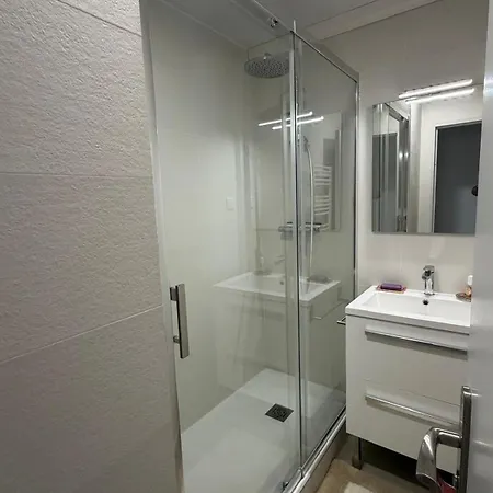 Vue Et Pieds Dans L'eau イエール